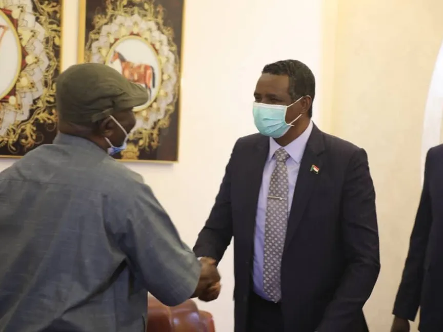 مصافحة ودّية بين دقلو والحلو