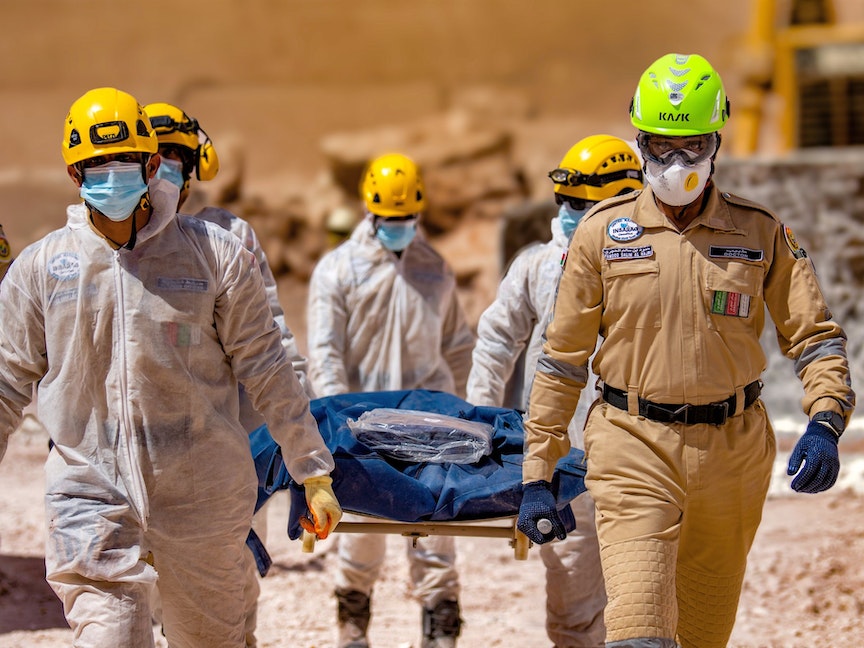 سلطنة عُمان تعلن انتشال جثث 14 شخصاً من تحت صخور عبري