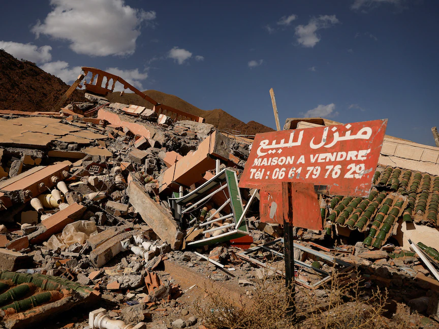 منزل دمره الزلزال الذي ضرب منطقة الحوز بالمغرب ومكتوب عليه "منزل للبيع". 15 سبتمبر 2023 - REUTERS