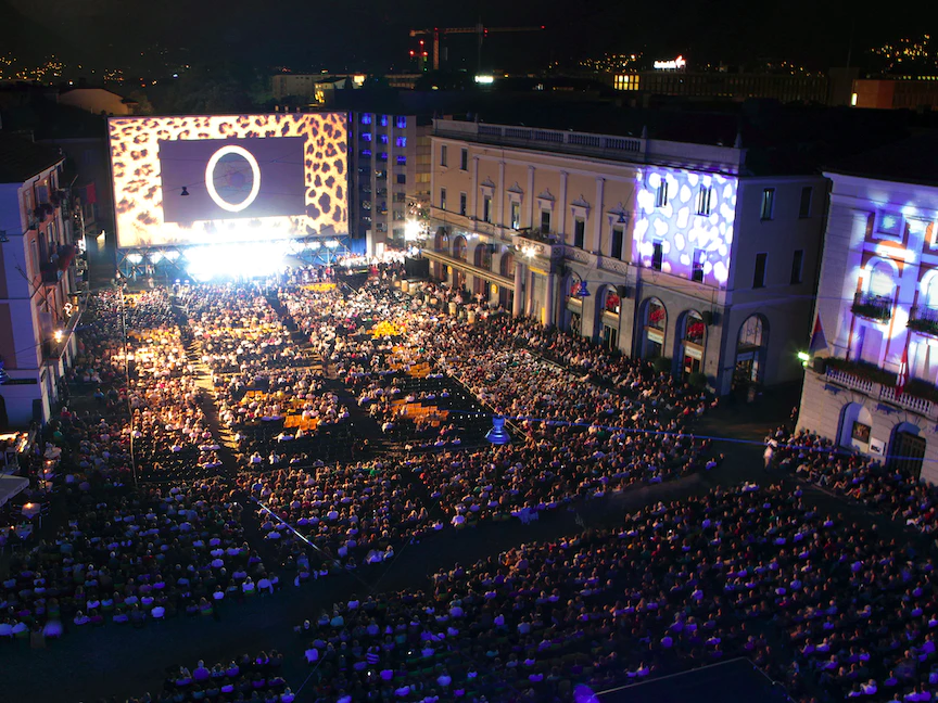منظر عام للمتفرجين أمام الشاشة العملاقة في بيازا جراندي خلال مهرجان لوكارنو السينمائي الدولي 62 - AFP