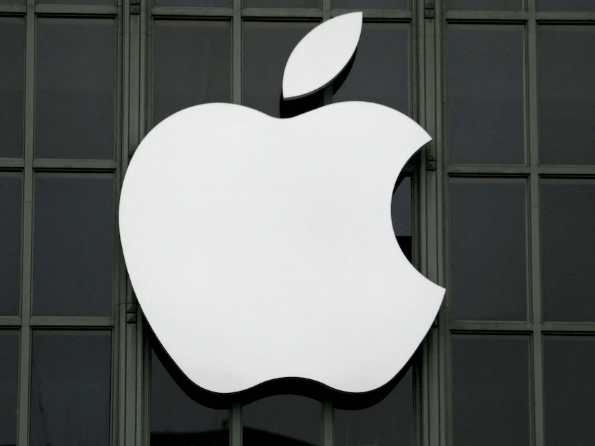 شعار شركة Apple خارج مؤتمر المطورين العالمي للشركة لعام 2016 في سان فرانسيسكو. الولايات المتحدة - REUTERS