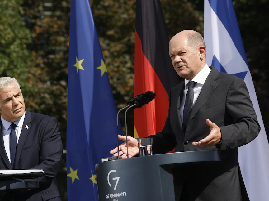 المستشار الألماني أولاف شولتز ورئيس الوزراء الإسرائيلي يائير لبيد خلال مؤتمر صحافي مشترك- 12 سبتمبر 2022 - AFP