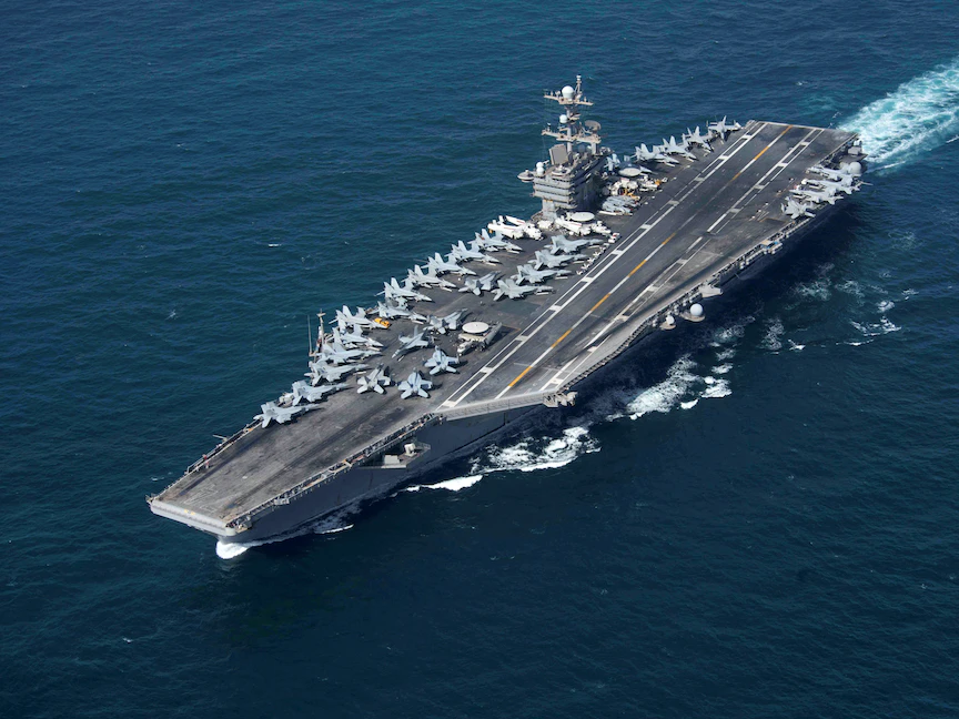 حاملة طائرات البحرية الأميركية "يو إس إس جون سي ستينيس" تعبر مضيق هرمز أثناء انتشارها في منطقة عمليات الأسطول الخامس الأميركي، 20 يناير 2019. - REUTERS