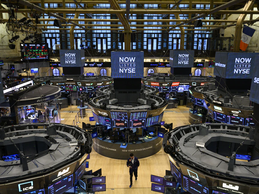 جانب من بورصة "وول ستريت" بمدينة نيويورك، الولايات المتحدة - 5 أغسطس 2022 - AFP