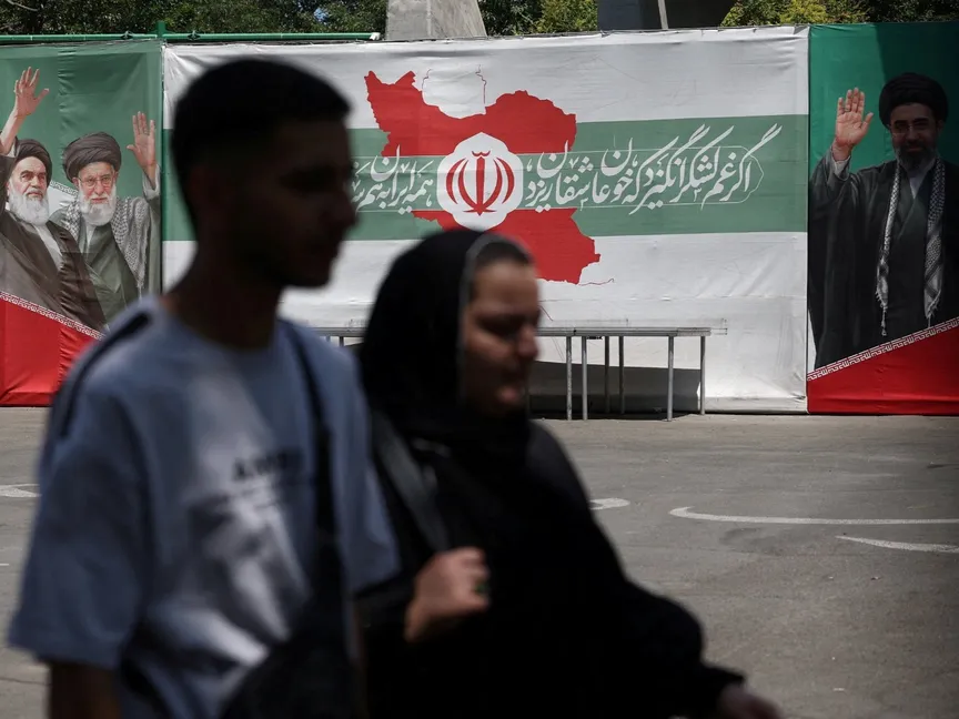 شخصان يسيران في أحد شوارع العاصمة الإيرانية طهران. 9 يونيو 2026 - Reuters