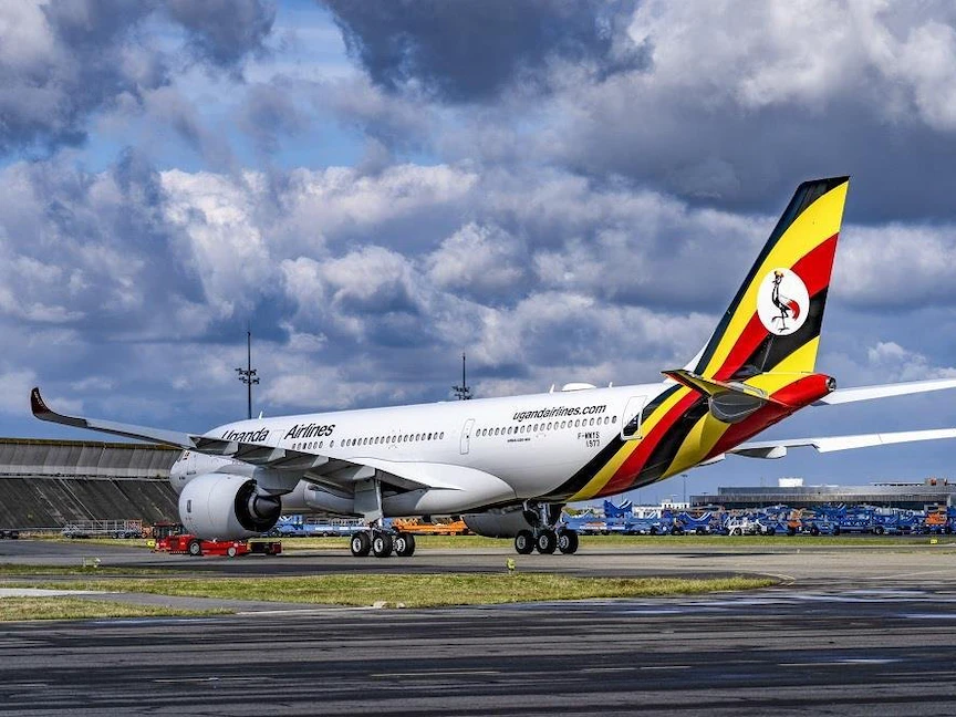 طائرة أوغندية في مطار عنتيبي الدولي - Twitter/@AbboPeace