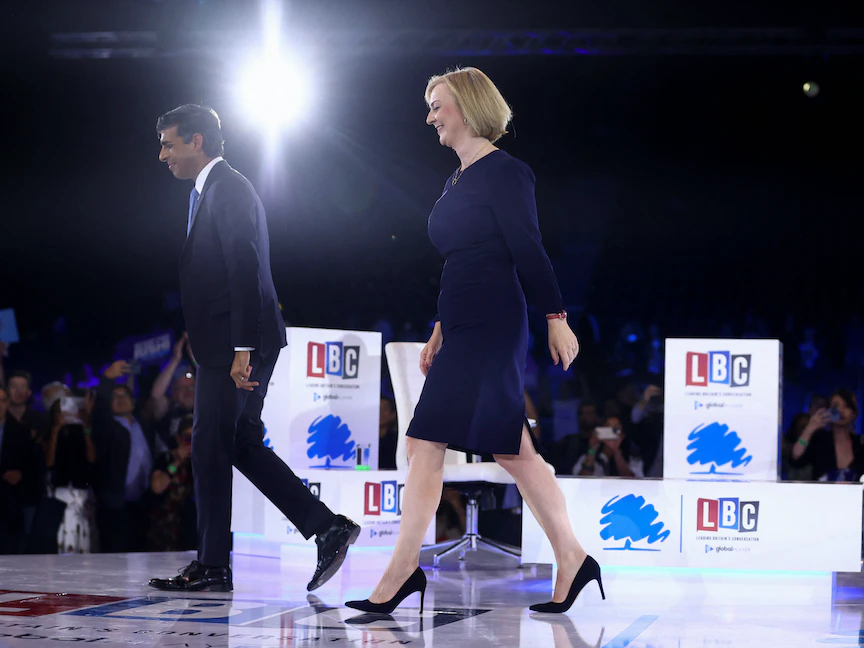 مرشحا القيادة المحافظة ليز تروس وريشي سوناك يسيران معاً خارج المنصة أثناء حضورهما حدثاً، كجزء من حملة قيادة حزب المحافظين، في لندن، بريطانيا. 31 أغسطس 2022 - REUTERS