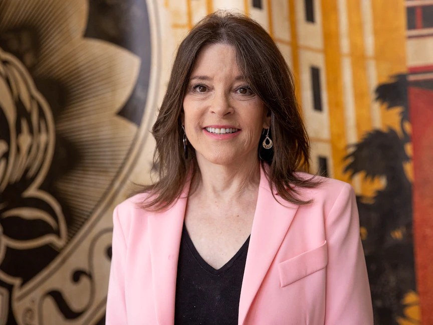 ماريان ويليامسون المرشحة الرئاسية الديمقراطية خلال مبادرة "نصب الإيدز التذكاري" في كاليفورنيا، الولايات المتحدة-5 يونيو 2021 - AFP