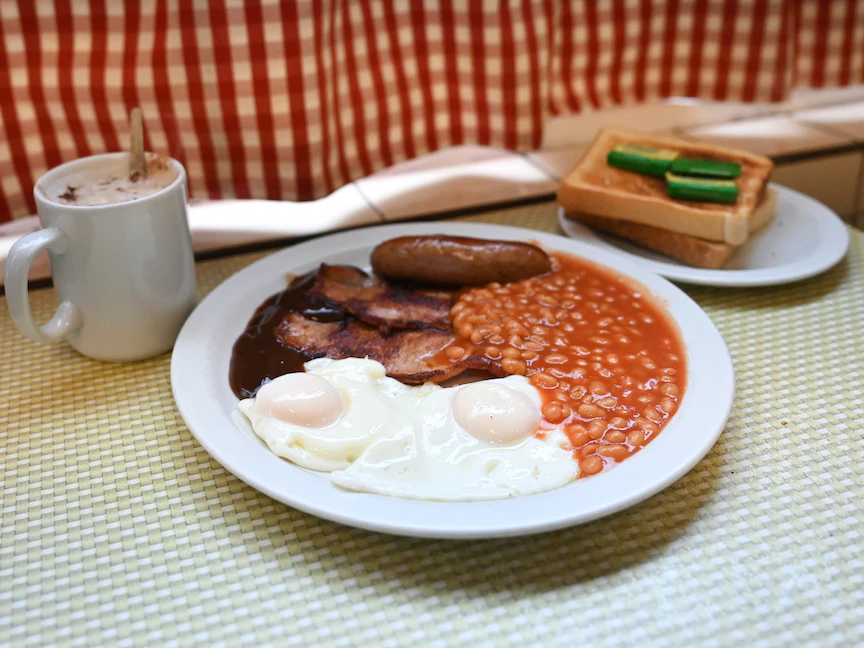 فطور إنجليزي متكامل في أحد المقاهي في لندن- 17 نوفمبر 2022. - AFP