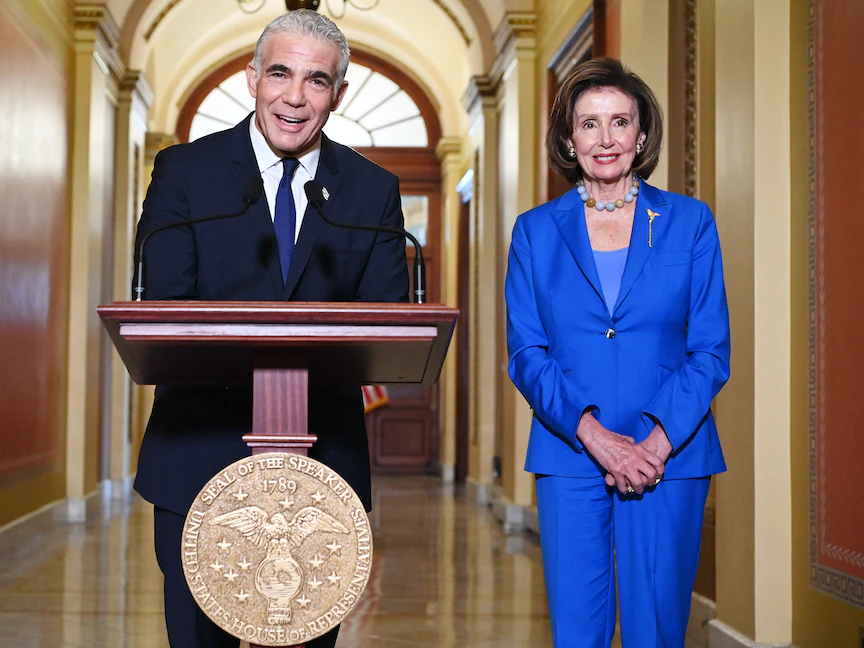 وزير الخارجية الإسرائيلي يائير لبيد برفقة رئيسة مجلس النواب نانسي بيلوسي في مبنى الكابيتول في واشنطن، 12 أكتوبر 2021 - AFP