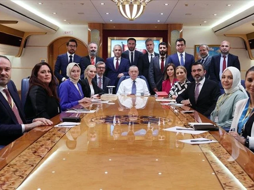 الرئيس التركي رجب طيب أردوغان في حوار مع الصحافيين على متن الطائرة الرئاسية أثناء العودة من الإمارات - 15 فبراير 2022 - الأناضول