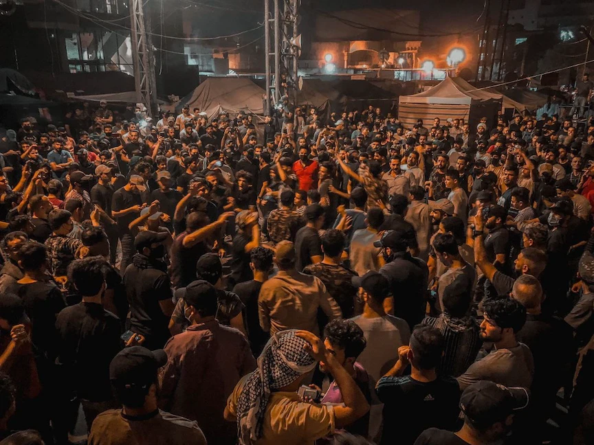 متظاهرون يطالبون بإعادة فرز وعد الأصوات في الانتخابات العراقية قرب المنطقة الخضراء في بغداد، 23 أكتوبر 2021 - الشرق