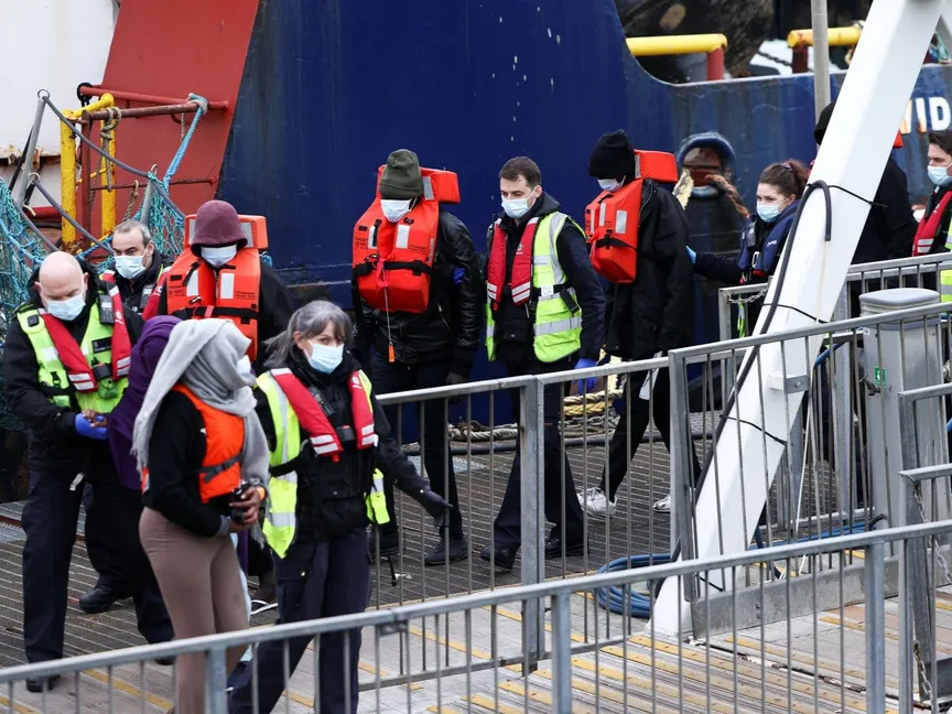 مهاجرون عند وصولهم إلى البر البريطاني بعد عبور قناة المانش الانجليزية. نوفمبر 2021. - REUTERS
