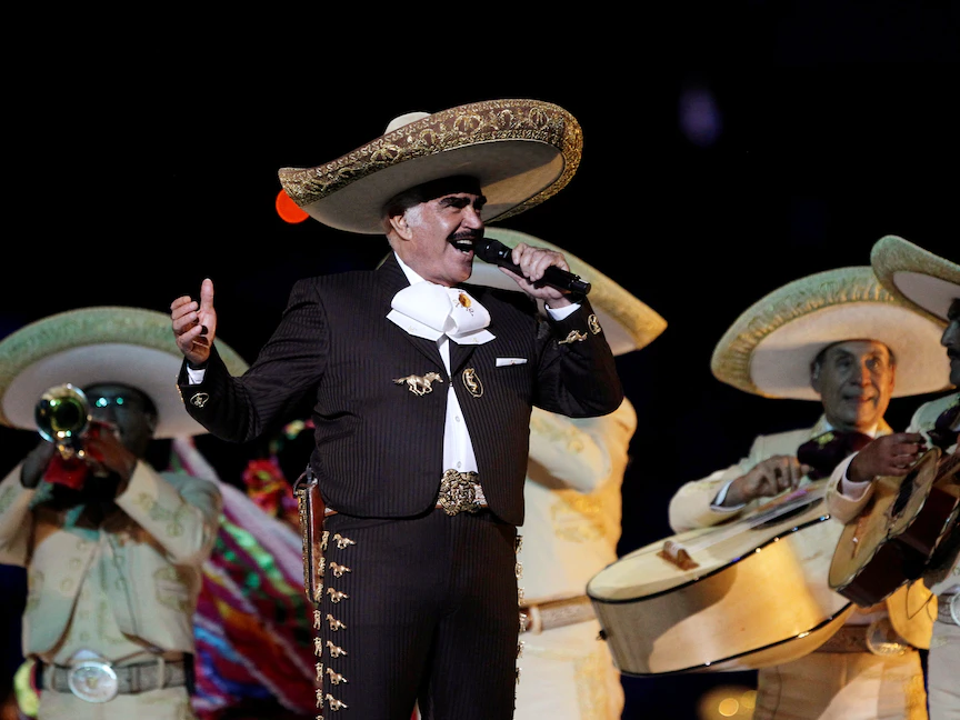 المغني المكسيكي فيسنتي فرنانديز يؤدي عرضه خلال حفل افتتاح دورة الألعاب الأميركية في غوادالاخارا - 14 أكتوبر 2011 - REUTERS