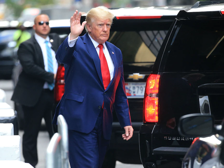 الرئيس الأميركي السابق دونالد ترمب أثناء سيره في مدينة نيويورك – 10 أغسطس 2022 - AFP