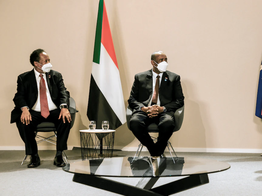 قائد الجيش السوداني الفريق أول عبد الفتاح البرهان مع عبد الله حمدوك خلال قمة باريس بشأن السودان - REUTERS