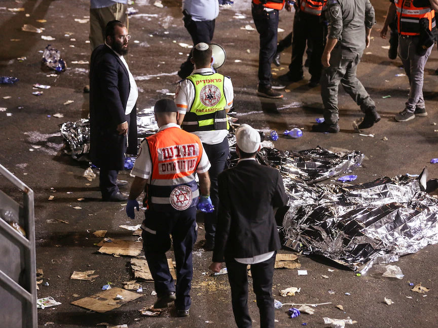 الطواقم الطبية والمسعفون يجمعون جثامين ضحايا حادث جبل ميرون في إسرائيل - REUTERS