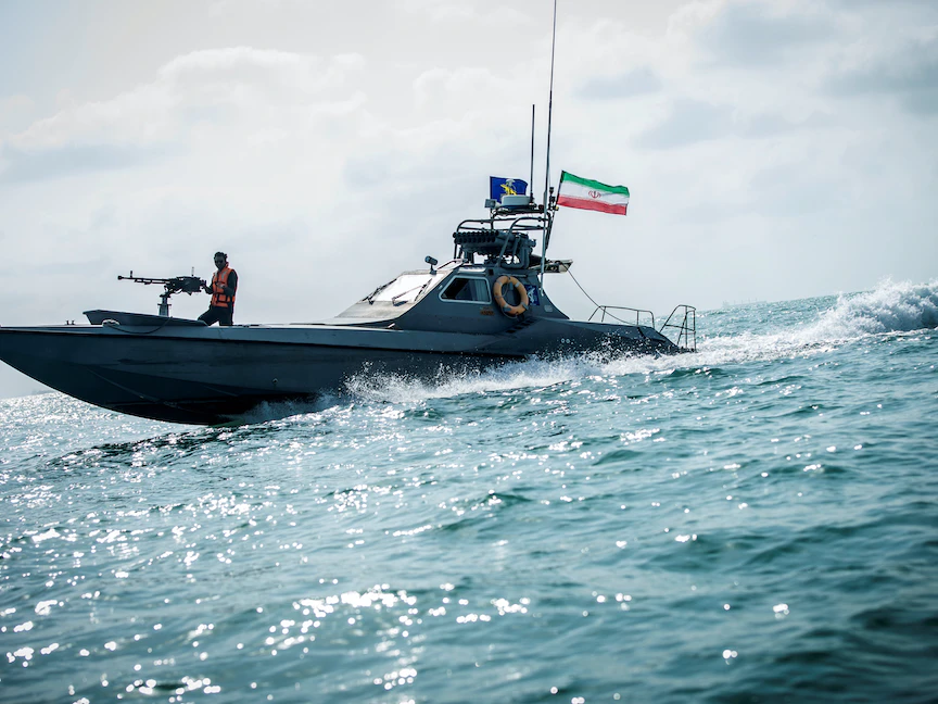 زورق تابع لخفر السواحل الإيراني في ميناء بندر عباس جنوبي البلاد - REUTERS