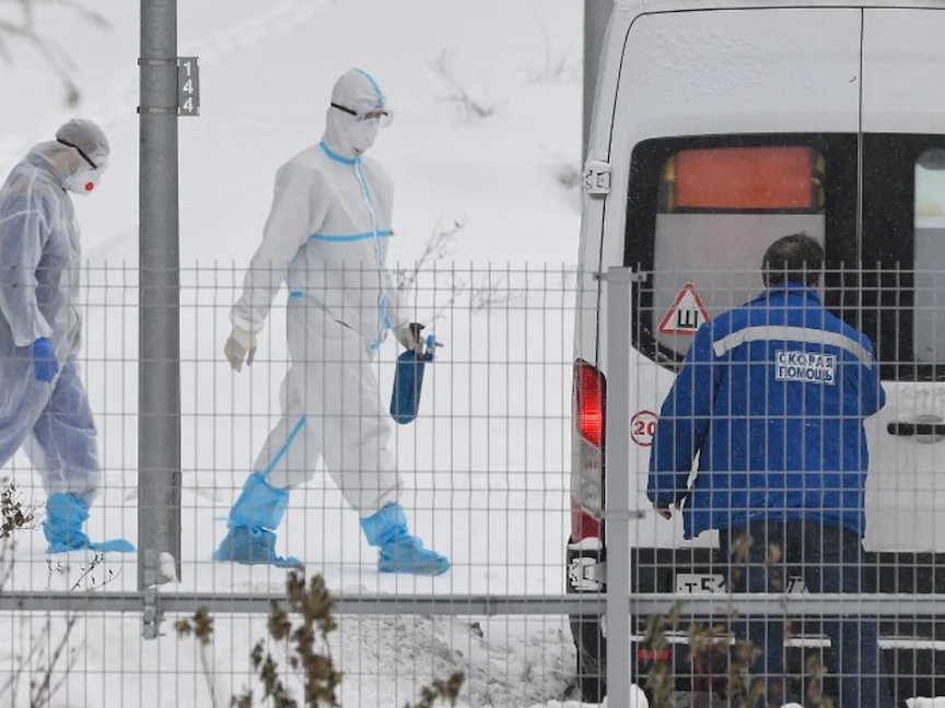 عمال في مجال الرعاية الصحية يرتدون الأقنعة الواقية في العاصمة الروسية موسكو