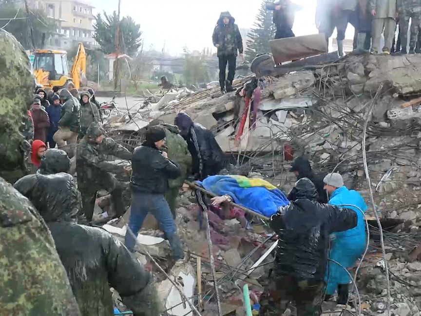 اللاذقية.. كيف يبدو المشهد في اليوم الأول بعد الزلزال؟