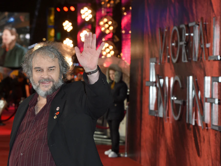 المخرج النيوزيلندي بيتر جاكسون يقف عند وصوله لحضور العرض العالمي الأول لفيلم "محركات مميتة" في لندن، 27 نوفمبر 2018 - AFP