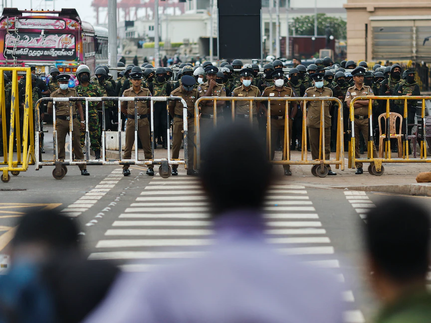 قوات الأمن يقفون في حاجز قرب مقر الأمانة الرئاسية بالعاصمة كولومبو بعد مداهمة معسكر احتجاج في وقت مبكر - 22 يوليو 2022 - REUTERS