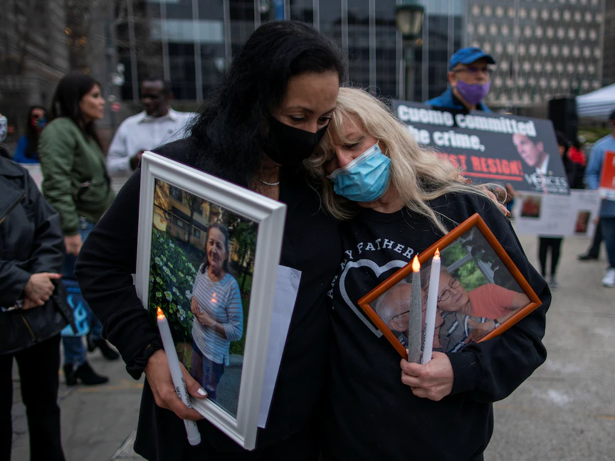 أميركيون يحيون ذكرى وفيات كورونا بأحد دور المسنين في نيويورك، 26 مارس 2021 - REUTERS