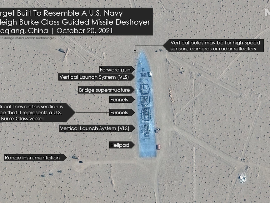 هدف على شكل مدمرة أميركية في صحراء تاكلاماكان وسط الصين. 7 نوفمبر 2021 - news.usni.org
