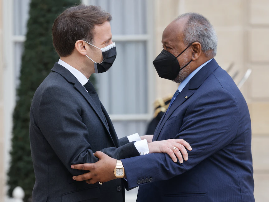 الرئيس الفرنسي إيمانويل ماكرون (يسار) يرحب برئيس جيبوتي إسماعيل عمر جيله (يمين) قبل لقائهما في قصر الإليزيه الرئاسي في باريس - 12 فبراير 2021 - AFP