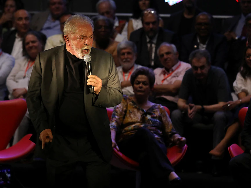 الرئيس البرازيلي السابق لويس لولا دا سيلفا خلال الاجتماع الدولي للديمقراطية والمساواة في ولاية ريو دي جانيرو- 30 مارس 2022 - REUTERS