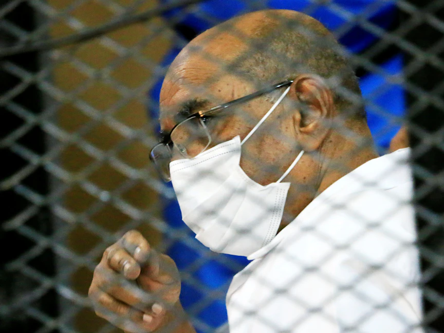 رئيس السودان السابق عمر البشير لدى حضوره إحدى جلسات محاكمته - REUTERS