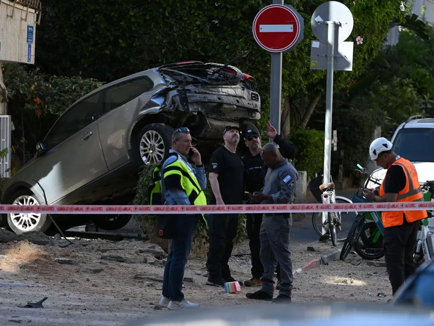 جانب من موقع سقوط صاروخ إيراني في تل أبيب أسفر عن إصابة 3 أشخاص بشظايا. 8 مارس 2026 - Getty