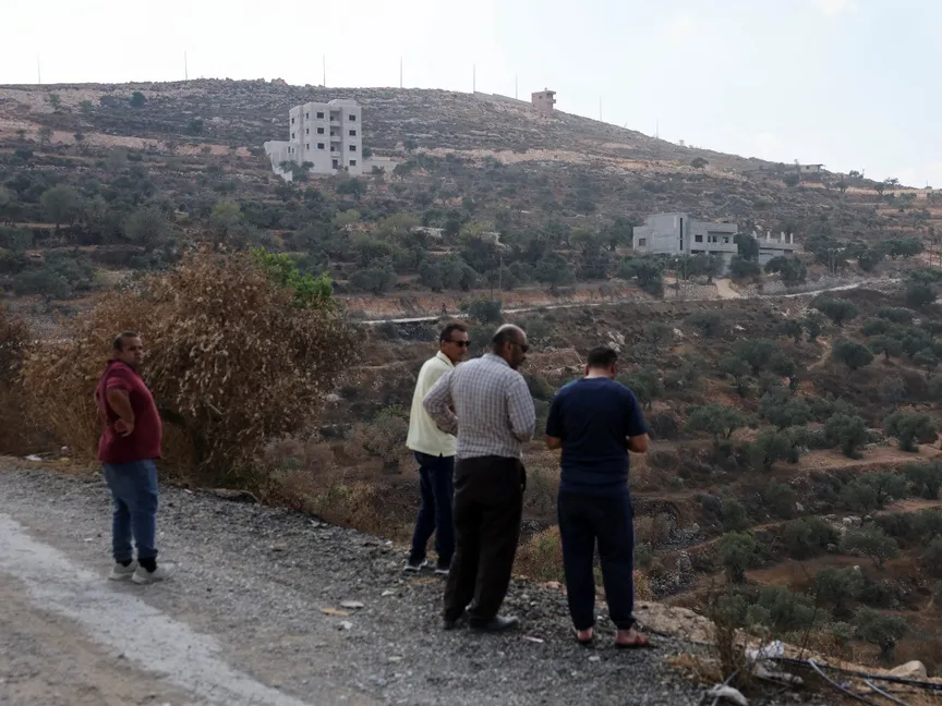فلسطينيون ينظرون إلى منازل تعرضت لهجوم من المستوطنين الإسرائيليين في قرية قصرة الفلسطينية بالضفة الغربية المحتلة. 29 أغسطس 2026 - REUTERS