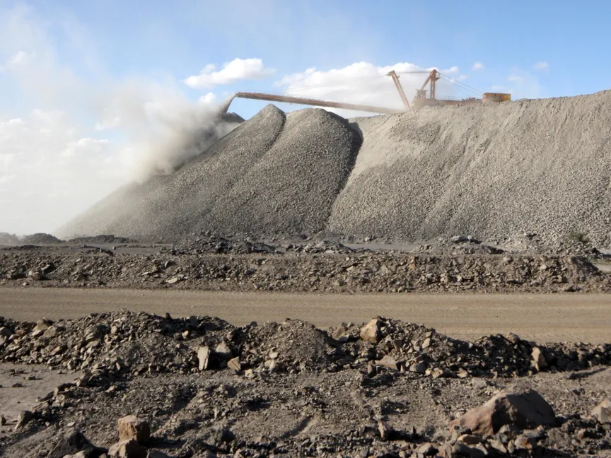 آلة تعدين في منجم بايان أوبو الذي يحتوي على معادن أرضية نادرة في منغوليا الداخلية بالصين. 16 يوليو 2011 - REUTERS
