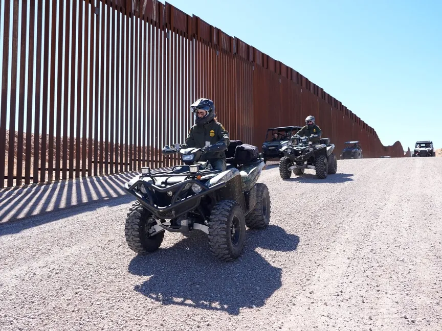 وزيرة الأمن الداخلي الأميركي كريستي نويم تقود مركبة رباعية الدفع خلال جولة على طول جدار نوجاليس الحدودي في أريزونا- 15 مارس 2025 - Reuters