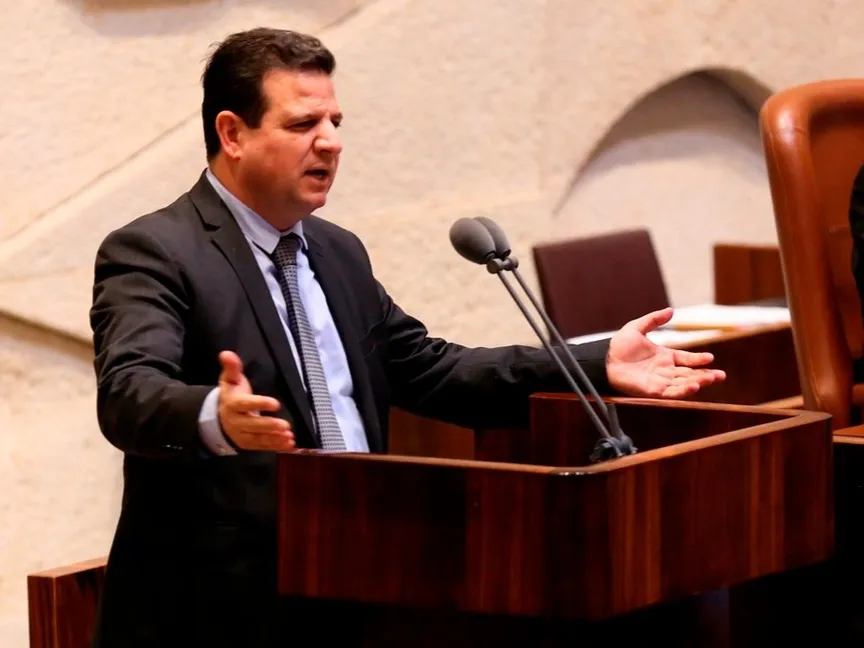 النائب العربي في البرلمان الإسرائيلي أيمن عودة، يلقي خطاباً في الكنيست، تل أبيب، إسرائيل - aymanodeh.com