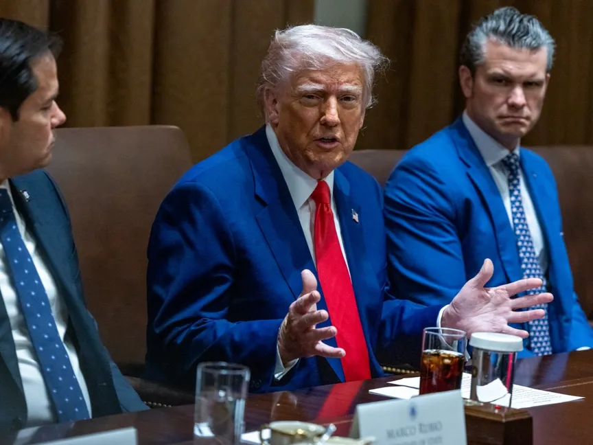 الرئيس الأميركي دونالد ترمب يتوسط وزيري الدفاع بيت هيجسيث والخارجية ماركو روبيو خلال اجتماع في البيت الأبيض بواشنطن في الولايات المتحدة. 10 أبريل 2025 - Bloomberg