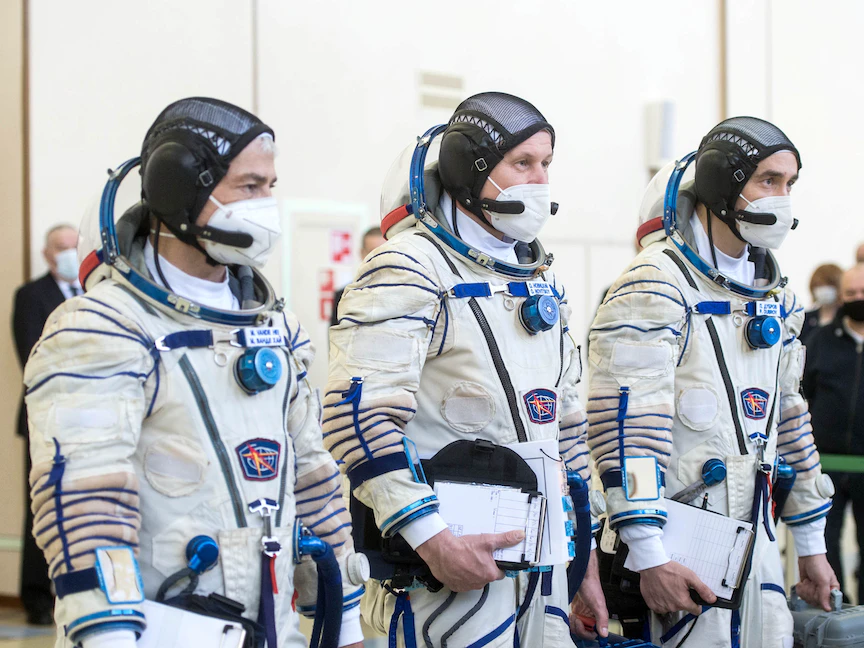 رواد فضاء من روسيا خلال تدريبات قبل القيام برحلة إلى محطة الفضاء الدولية- 20 مارس 2021 - via REUTERS