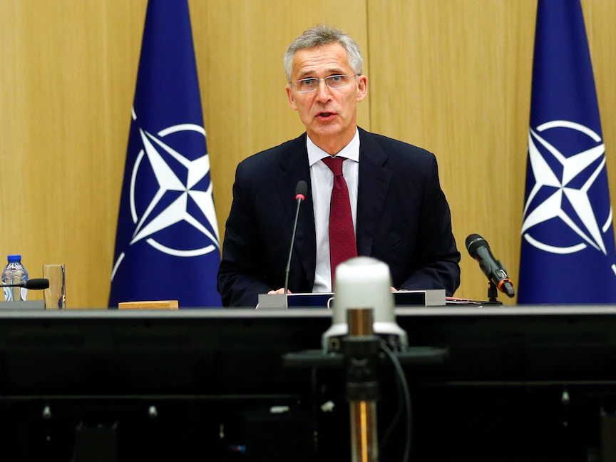 الأمين العام لحلف شمال الأطلسي (الناتو) ينس ستولتنبرغ يتحدث أثناء يترؤسه اجتماعاً لوزراء دفاع الناتو عبر الهاتف في مقر الحلف ببروكسل - 17 يونيو 2020. - REUTERS