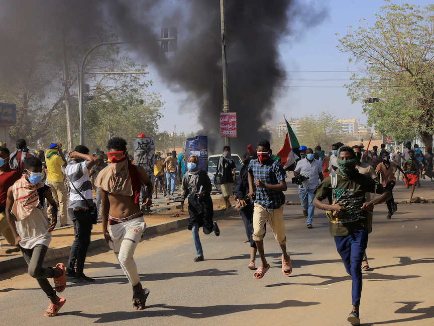 متظاهرون سودانيون خلال احتجاجات في الخرطوم- 19 ديسمبر 2022 - REUTERS