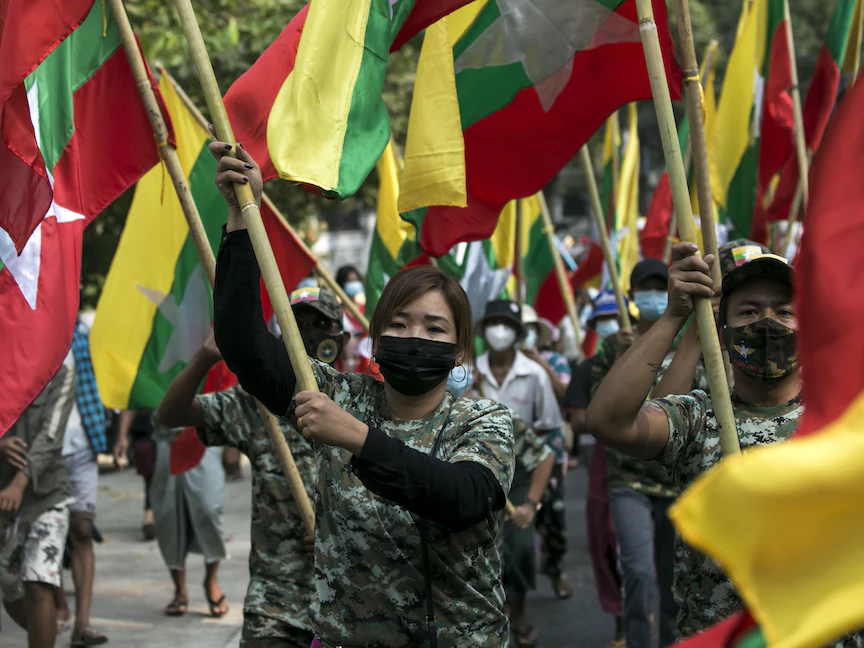 متظاهرون مؤيّدون للجيش في مدينة يانغون بميانمار - 30 يناير 2021 - AFP