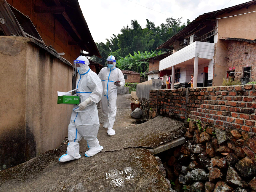 عمال طبيون أثناء إجرائهم اختبارات لقرويين مسنين بعد حالات جديدة بكورونا في مقاطعة فوجيان بالصين - 14 سبتمبر 2021 - REUTERS