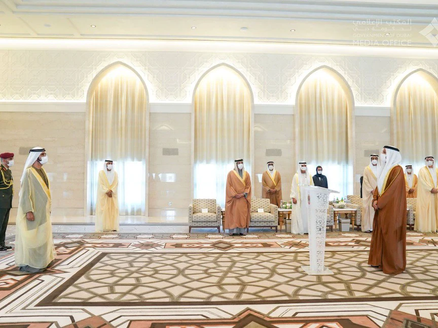 أمام الشيخ محمد بن راشد وبحضور الشيخ منصور بن زايد، محمد محمود آل خاجة يؤدي اليمين القانونية كأول سفير للدولة في دولة اسرائيل. - وكالة أنباء الإمارات