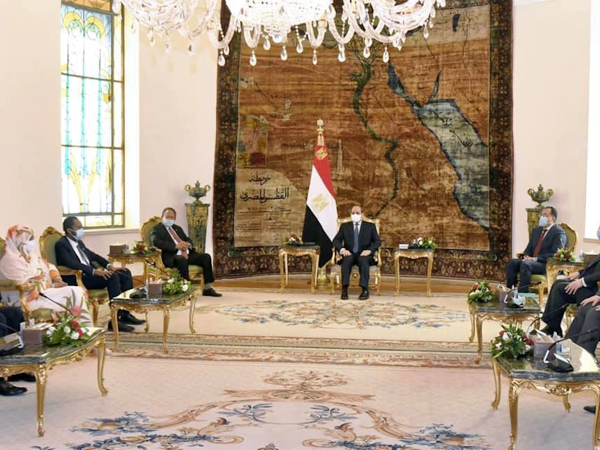 جانب من اجتماع الرئيس المصري عبد الفتاح السيسي مع رئيس الوزراء السوداني عبدالله حمدوك - facebook.com/Egy.Pres.Spokesman