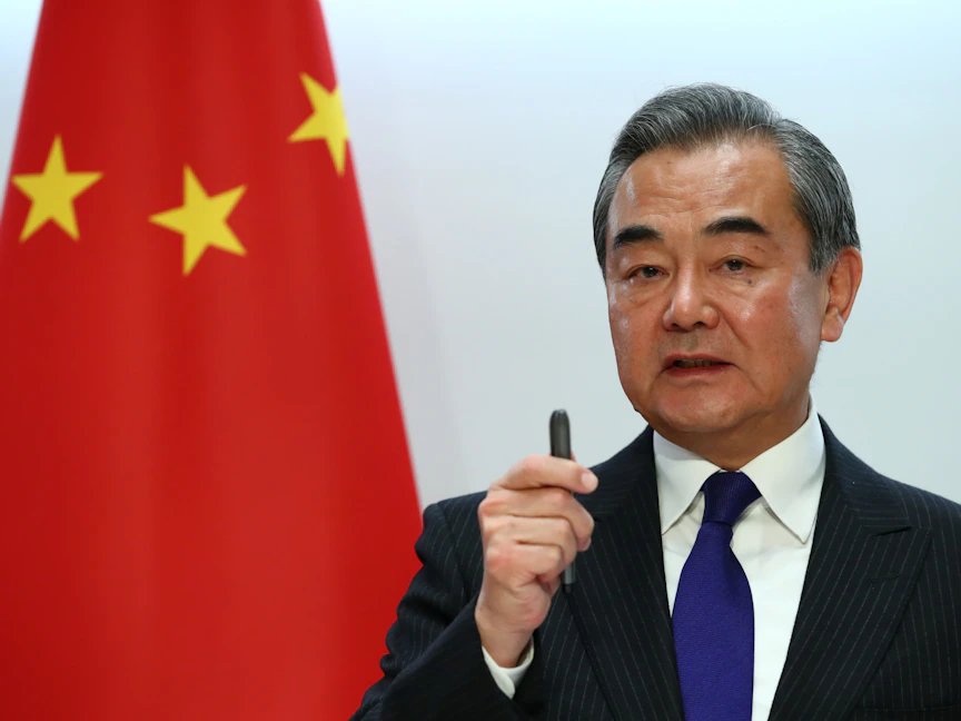وزير الخارجية الصيني، وانغ يي، خلال مؤتمر صحافي بعد اجتماعه مع وزير الخارجية السويسري إيجناسيو كاسيس في برن، سويسرا، 22 أكتوبر 2019 - REUTERS