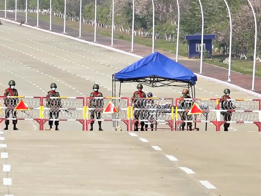 جنود يضعون حاجزاً على طريق يؤدي إلى برلمان ميانمار في العاصمة نايبيداو- 1 فبراير 2021 - AFP