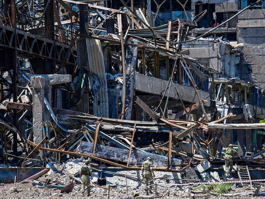 جنود روس يقومون بدورية قرب مصنع "آزوف ستال" للصلب في ماريوبل. 13 يونيو 2022 - AFP