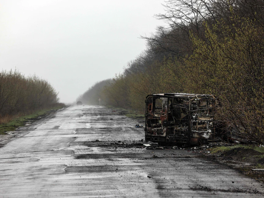 حافلة محترقة على طريق خالٍ في مدينة بوباسنا بإقليم دونباس شرقي أوكرانيا - AFP