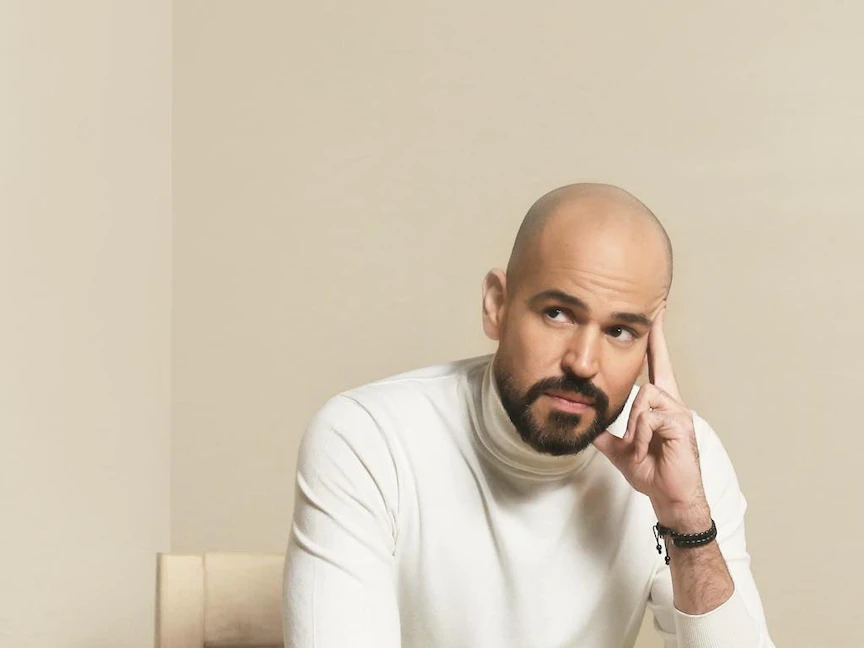 المغني المصري أبو - الشرق