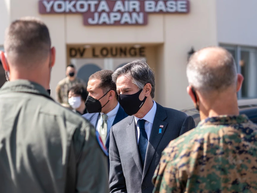 وزير الخارجية الأميركي أنتوني بلينكن خلال زيارته قاعدة يوكوتا في اليابان - 17 مارس 2021 - TWITTER@SecBlinken